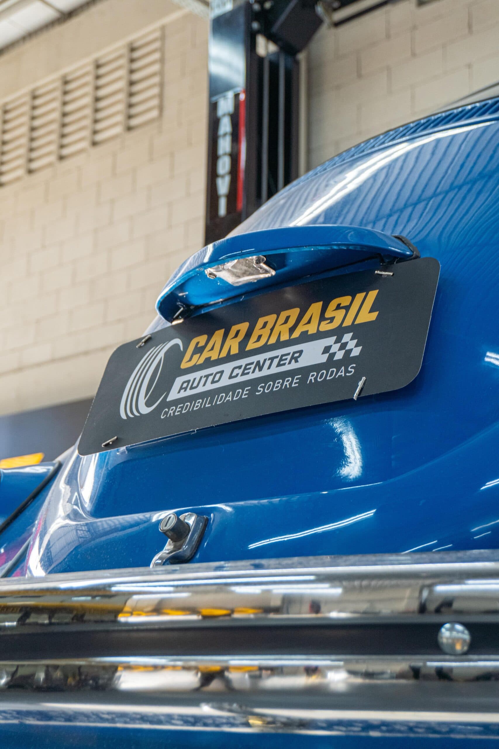 Veículo personalizado com adesivo da Car Brasil Auto Center