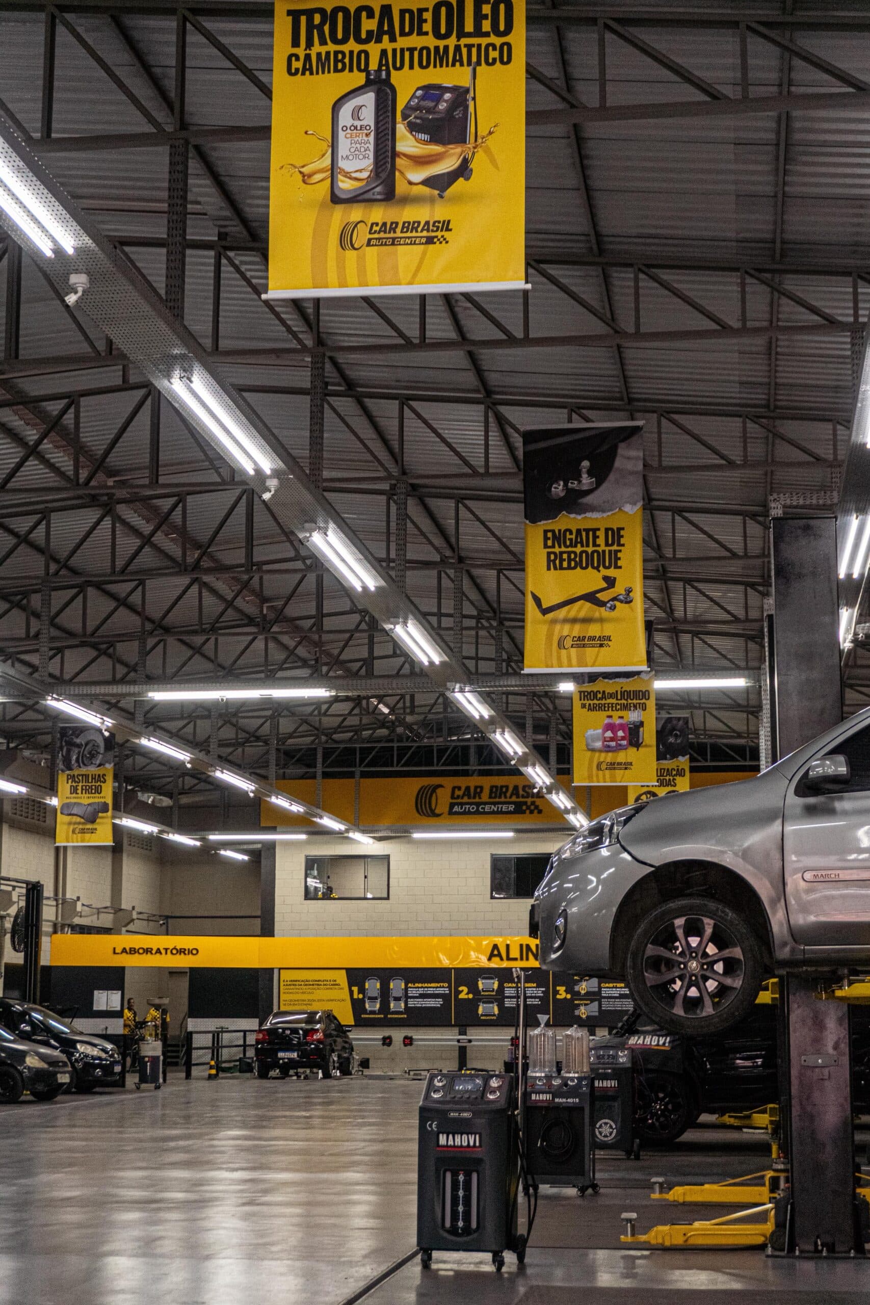 Estrutura interna da Car Brasil com elevadores automotivos